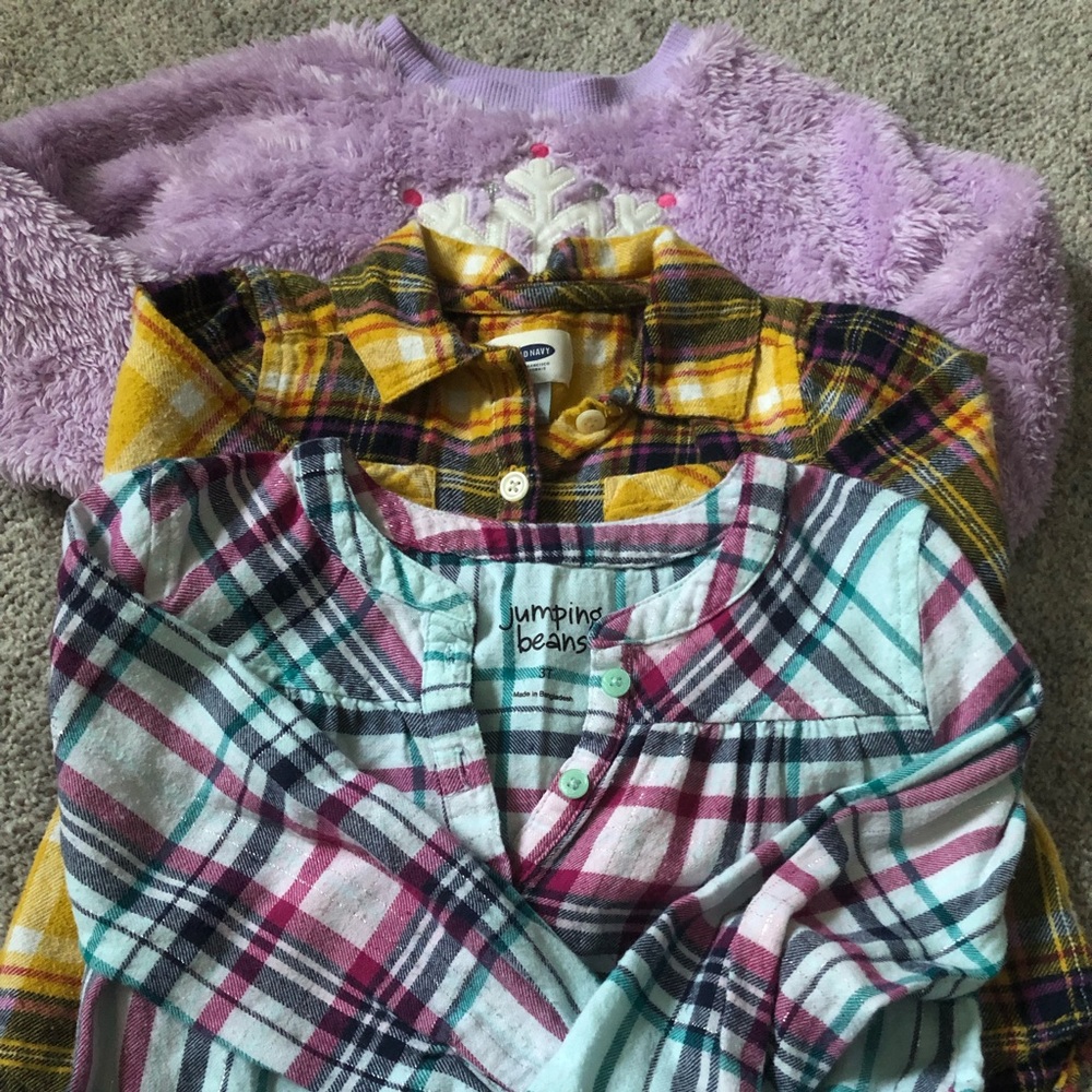 1 BUNDLE= 1 fleece sweatshirt & 2 flannel shirts🎀
